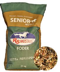 Påse med RS Mustang® Senior Müsli 20 kg med en närbild av det blandade foderinnehållet.