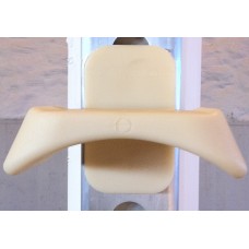 BOMHÅLLARE FÖR NYCKELHÅLSSKENA: Beige plastarmstöd på vit metallram, ljus bakgrund.