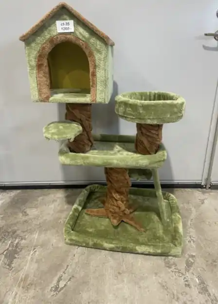 Klös träd CT-35: grönt katträd med hus, plattform & säng på beige golv vid grå vägg.