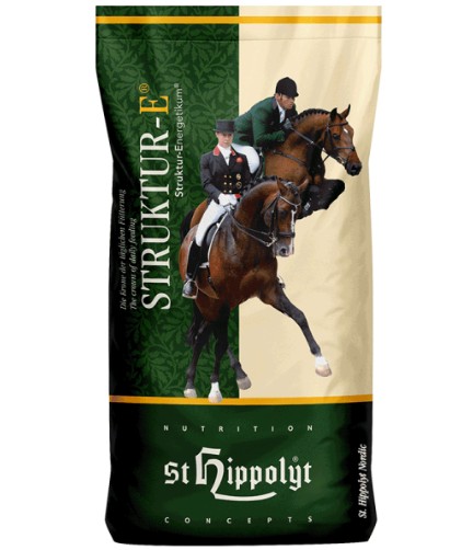 En 20 kg säck med St Hippolyt Struktur-E hästfoder med bilder av ryttare på hästar.