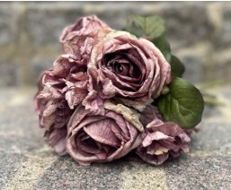 En Ros/hortensia Viol-buket med gröna blad vilar på en stenyta.