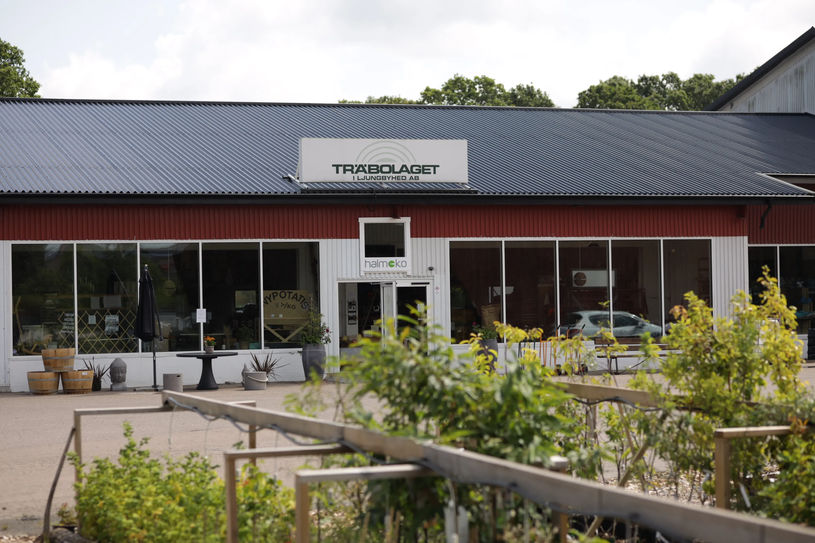 En byggnad med en skylt på framsidan.