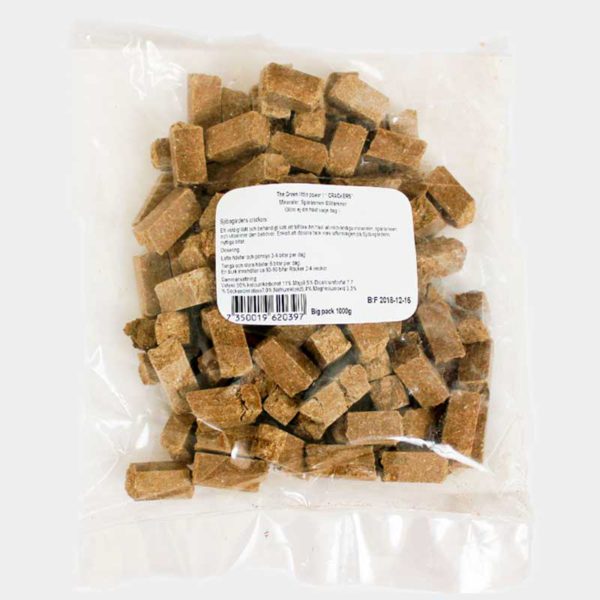 En genomskinlig plastpåse med Hästgodis Lakris 1 kg brunt rektangulärt godis för husdjur.