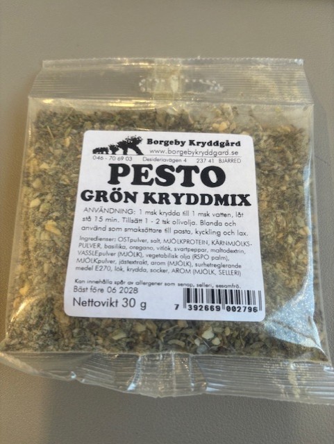 Ett 30g paket Pesto Grön Kryddmix med svensk text på etiketten.
