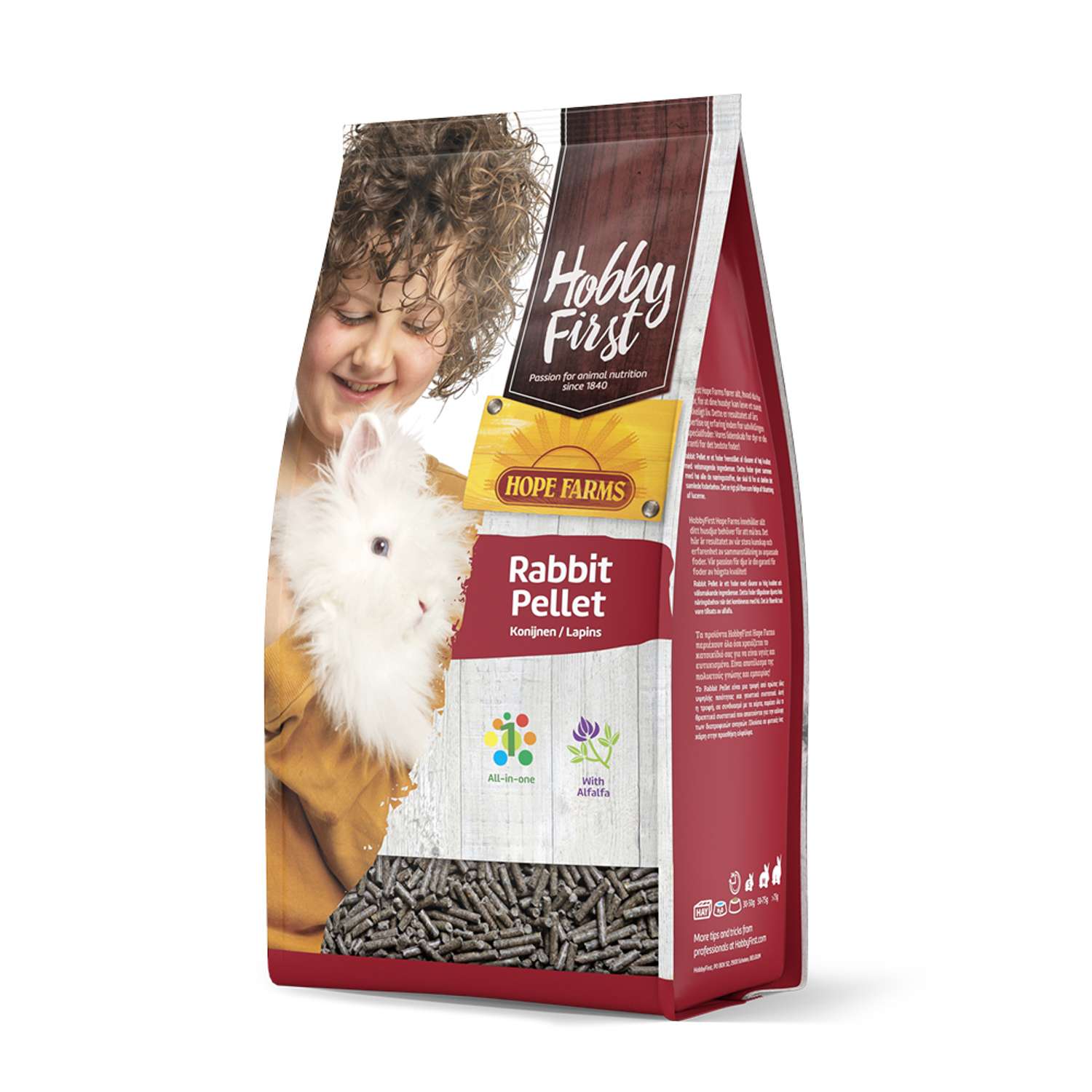 Ett barn håller en vit kanin bredvid en 4 kg påse med Hobby First Rabbit Pellet-foder.