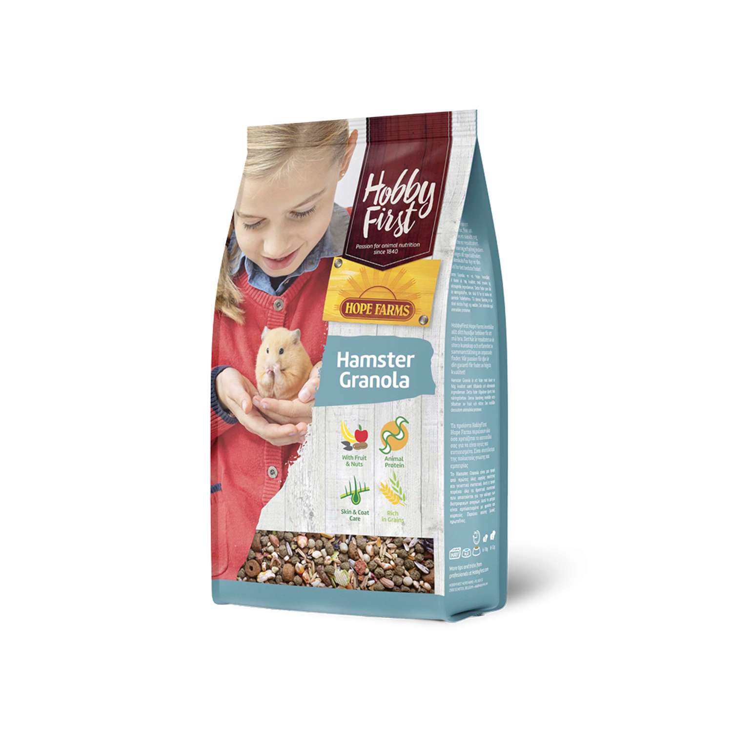 Ett barn håller en hamster bredvid en påse med Hobby First Hamster Granola 800 g djurfoder.
