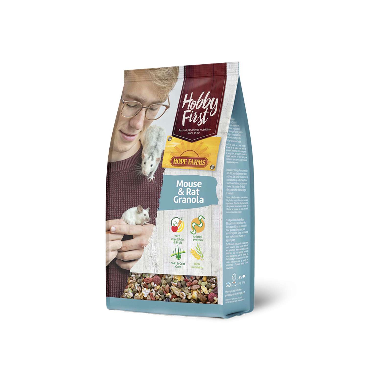 Person som håller i Hobby First Mouse & Rat Granola 800 g och tittar på sina husdjursmöss.