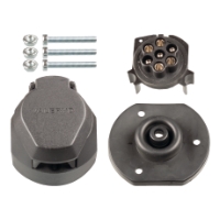 STICKDOSA TILL SLÄPVAGN 7-POL PLAST inkluderar skruvar, lock och platta, visas på vit bakgrund.