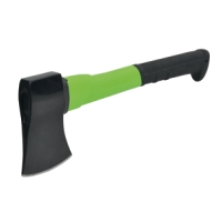 Huggyxa Yardsmith liten yxa med grönt och svart skaft, vy från sidan.
