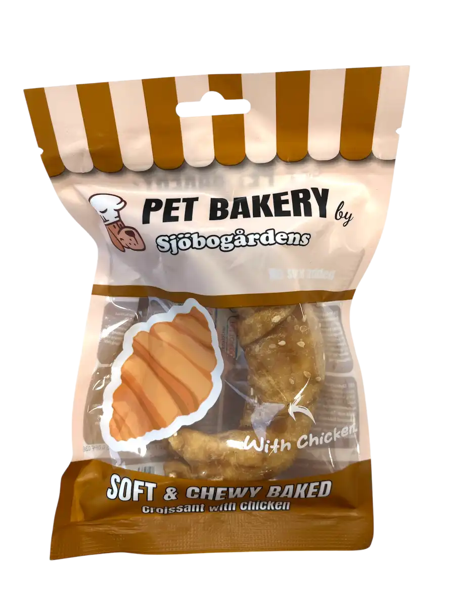 En påse med Sjöbogården Pet Bakery Croissant mjuka och tuggvänliga godbitar med kyckling för husdjur.