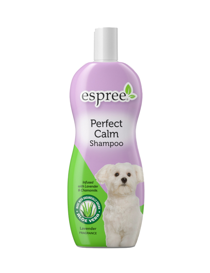 Perfect Calm Shampoo-flaska med en vit hund och en etikett med lavendeltema.