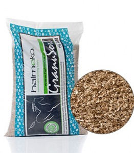 En påse med Halmeko GranSal-strö med en närbild av strömaterialet.
