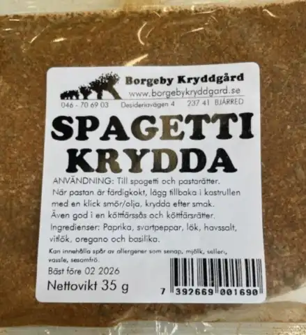 Förpackning av ‘Spaghetti krydda’. Kryddblandning för pastarätter och köttfärsrätter. Innehåller paprika, svartpeppar, lök, havssalt, vitlök, oregano och basilika. Nettovikt 35 g. Kan innehålla spår av allergener som senap, mjölk, selleri, soja och sesam