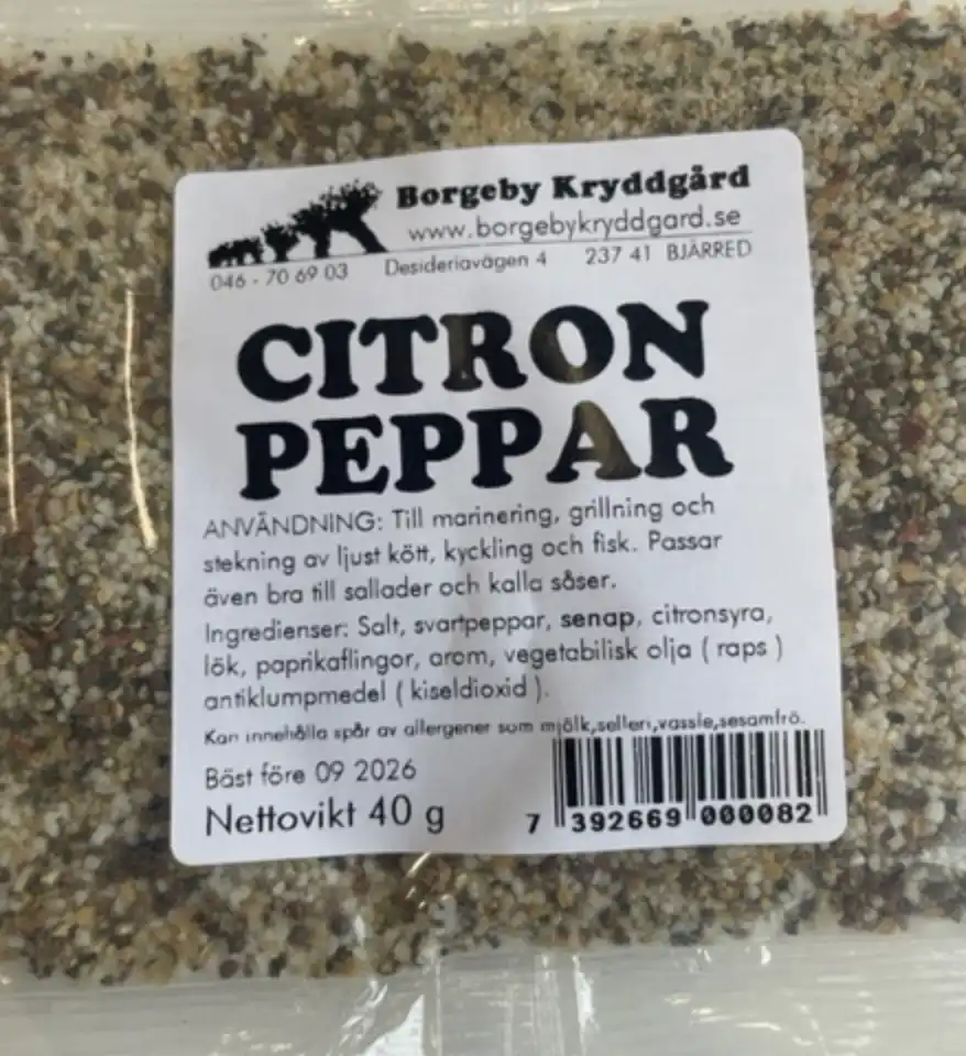 Citronpepparkrydda för marinering, grillning och stekning av kyckling, fisk och ljust kött. Innehåller salt, svartpeppar, senap, citronsyra, lök och paprikaflingor. Nettovikt 40 g, bäst före 09/2026.