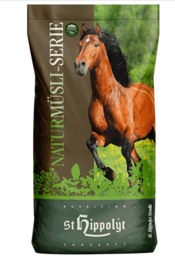 Påse med St Hippolyt Naturmusli senior 15kg med galopperande brun häst och grön text på framsidan.