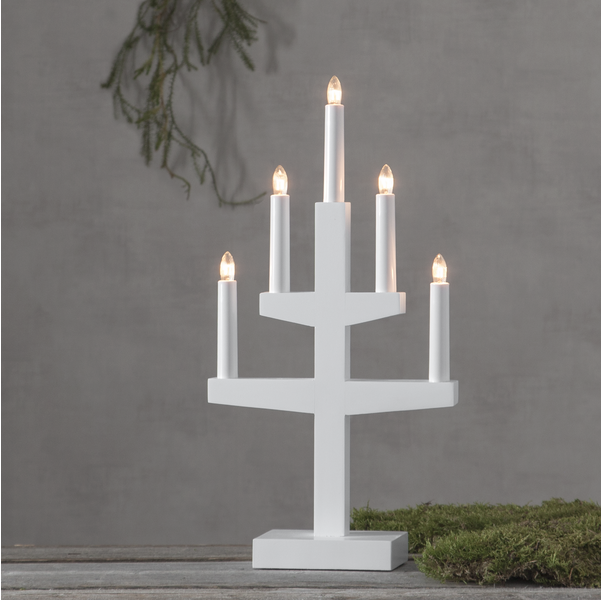 Star Trading Ljusstake Trapp: vit elektrisk kandelaber med fem tända ljus på grå bakgrund.