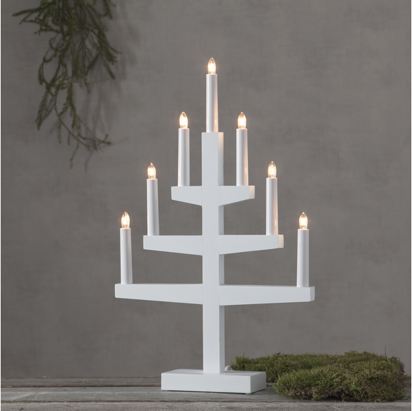 Star Trading Ljusstake Trapp: vit trädformad kandelaber i trä med sju tända ljus på bordet.