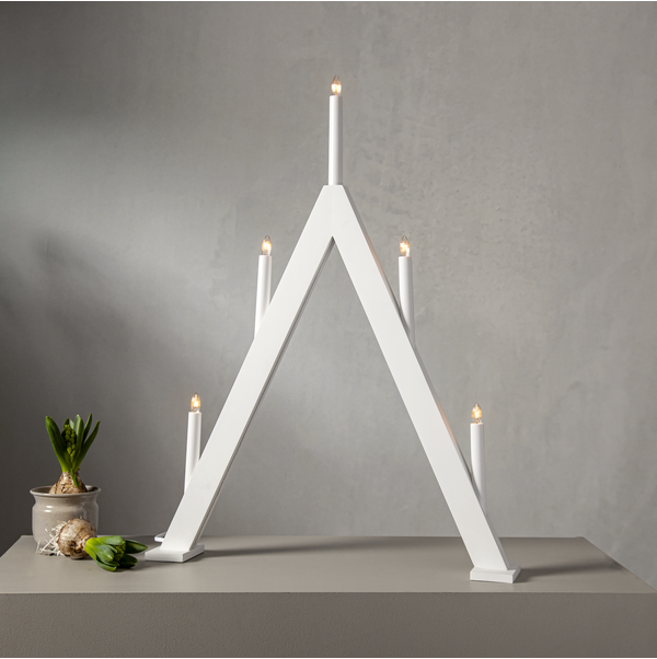 Star Trading Ljusstake ALBO: vit triangelformad ljusstake med 5 tända ljus, växt till vänster.