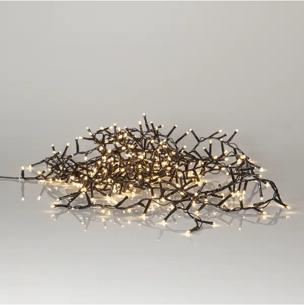 Star Trading Ljusslinga Glänsande varmvit ljusslinga med svarta kablar på vit bakgrund.