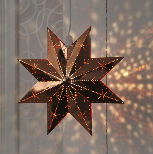 Star Trading Metallstjärna Classic kastar stjärnformade ljusmönster genom små hål.