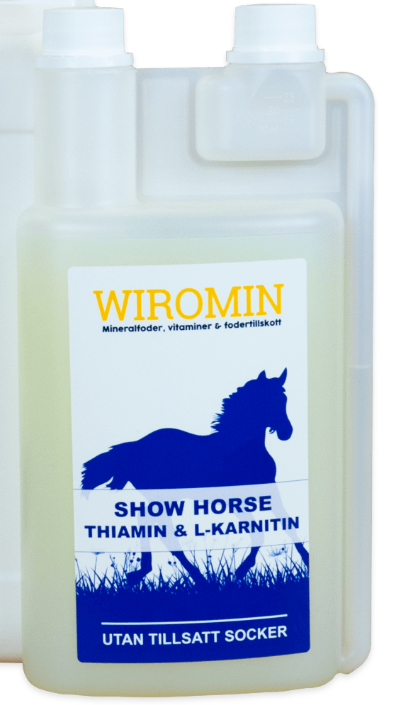 En flaska märkt Show Horse Thiamin & L-karnitin 1 med en hästsilhuett.