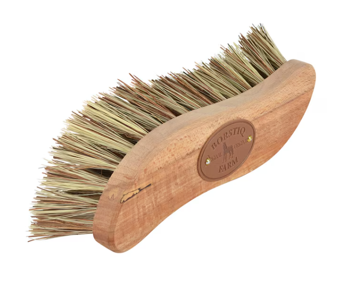 Borste S-Panel Unionmix: böjd träborste med styva ljusa och mörka borst och namnskylt.