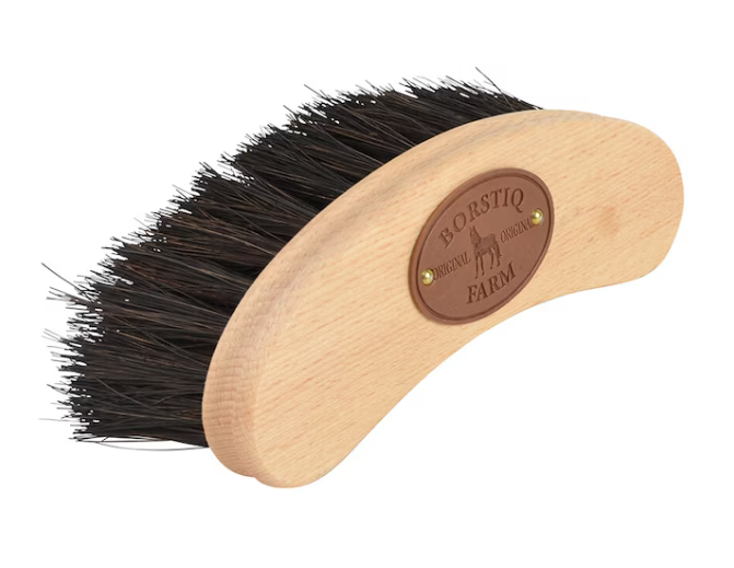 Bananborste Arenga är en böjd hästborste i trä med mörka borststrån och märkeshandtag.