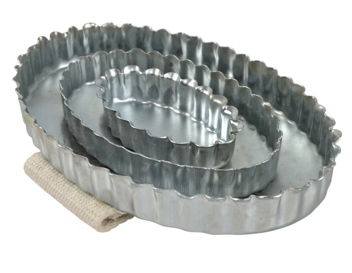 Ryktskrapa Oval består av tre ovala, räfflade metallpannor med sidohandtag.