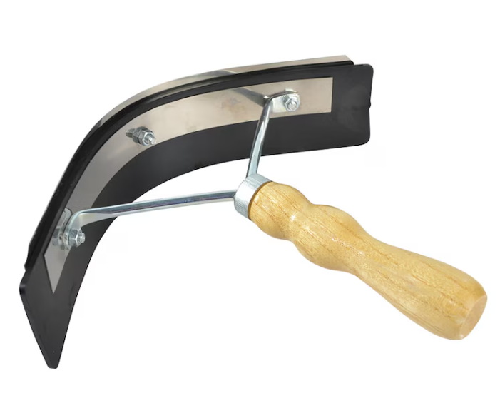 Svettskrapa: Verktyg med böjt blad och trähandtag för skrapning eller rengöring av ytor.