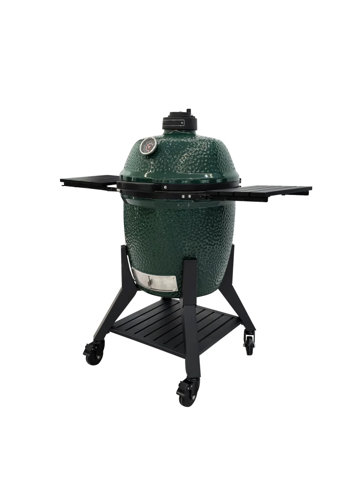 Grön keramisk kamado kolgrill med hyllor och hjul på svart stativ.