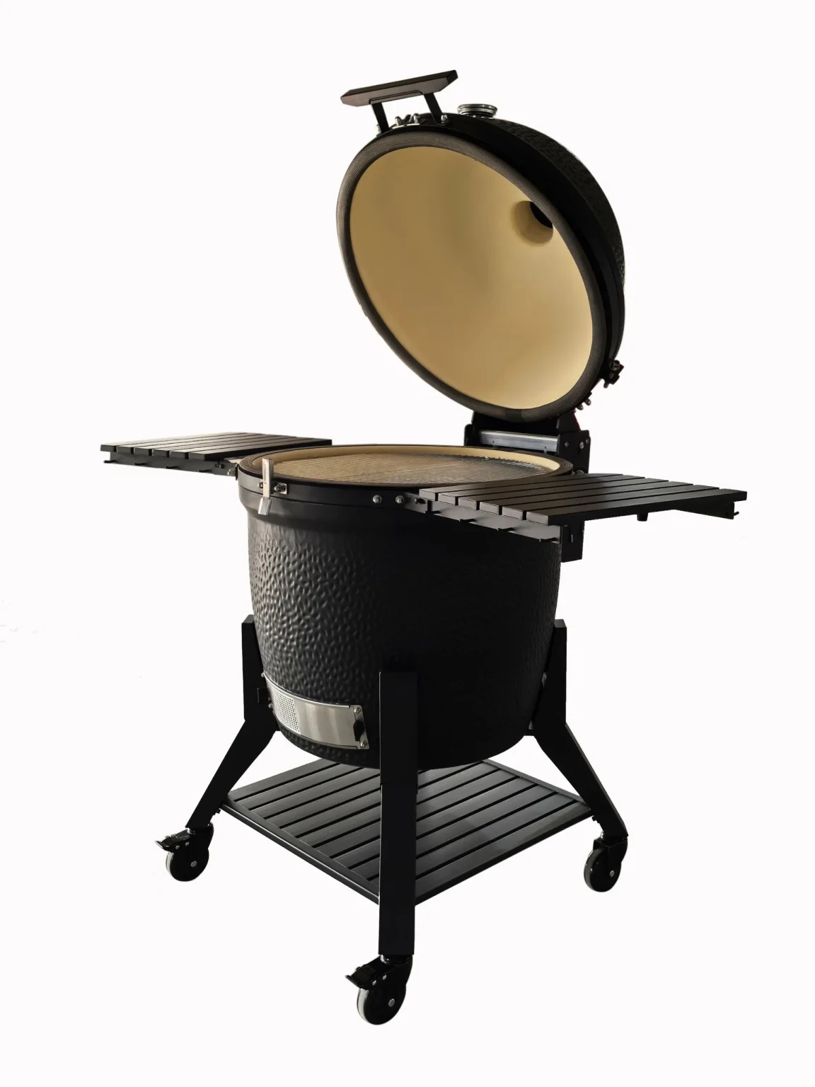 Kamadogrill i svart keramik med öppet lock, sidohyllor och hjulförsett stativ.