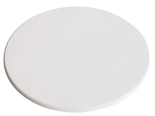 En enkel, rund, vit Pizza Sten-tallrik mot en vit bakgrund.