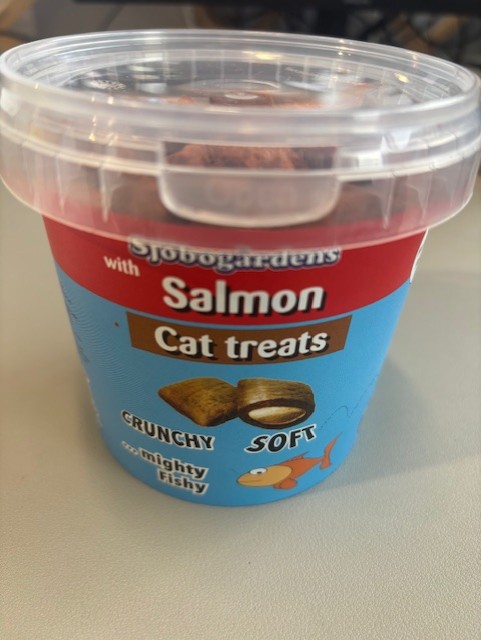 Sjöbogården Tasty salmon treats 250g kattsnacks i plastburk, knapriga och mjuka.