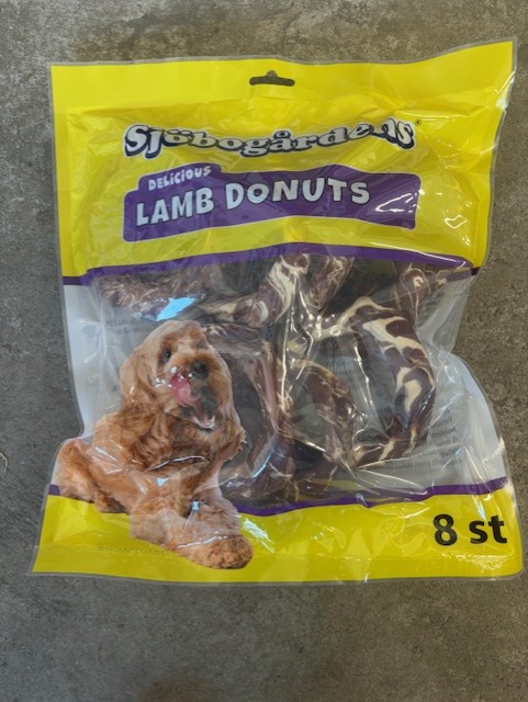 Gul påse med Sjöbogården munkar lamm 8p 480g med en hund på framsidan.