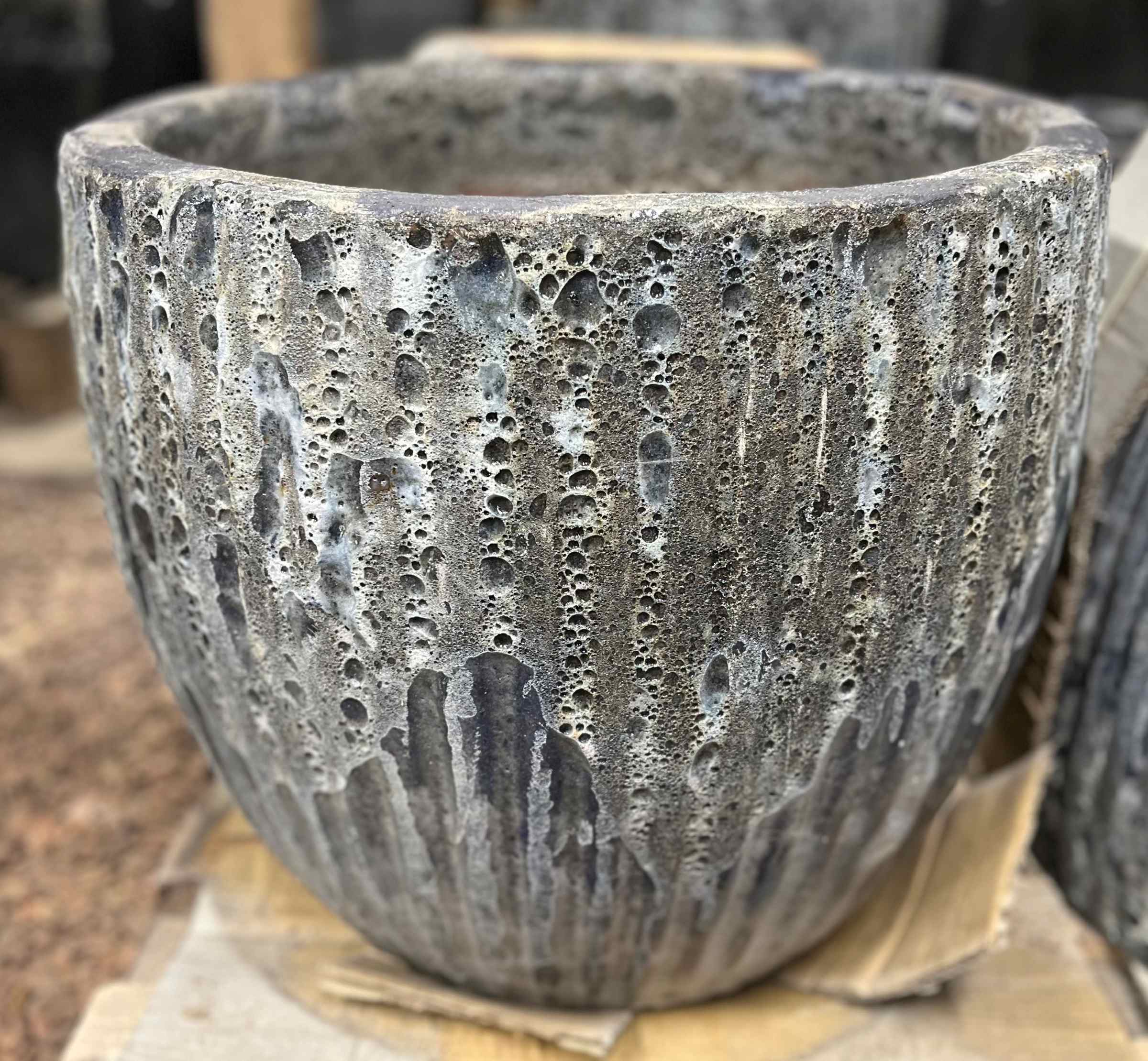 Kruka av blåglaserad keramik med vertikala spår, Kruka keramik glace blåräfflad, på pappfot.