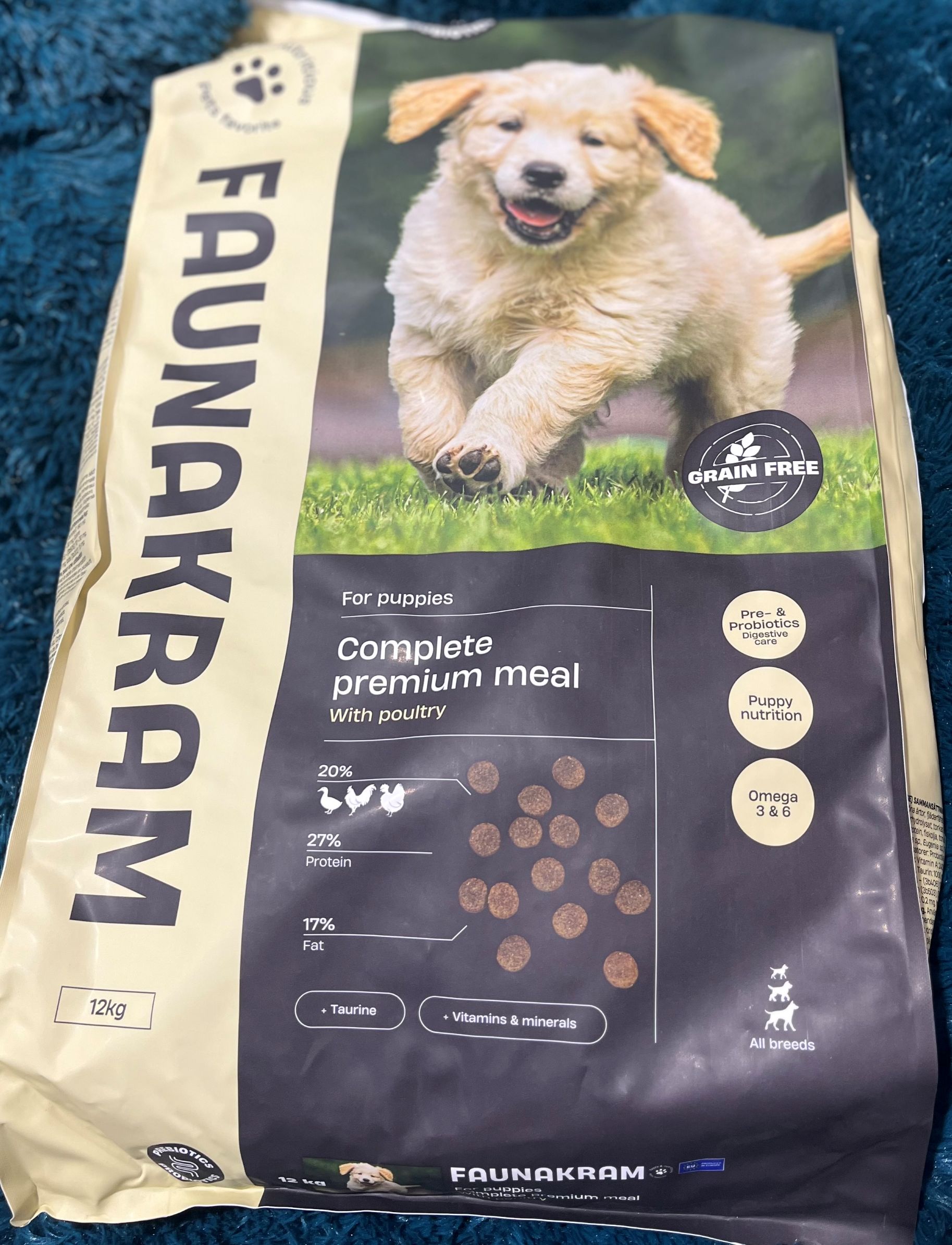 Faunakram Pre- & Probiotics 12kg Puppy GF Fjäderfäfoder, springande valp på framsidan.