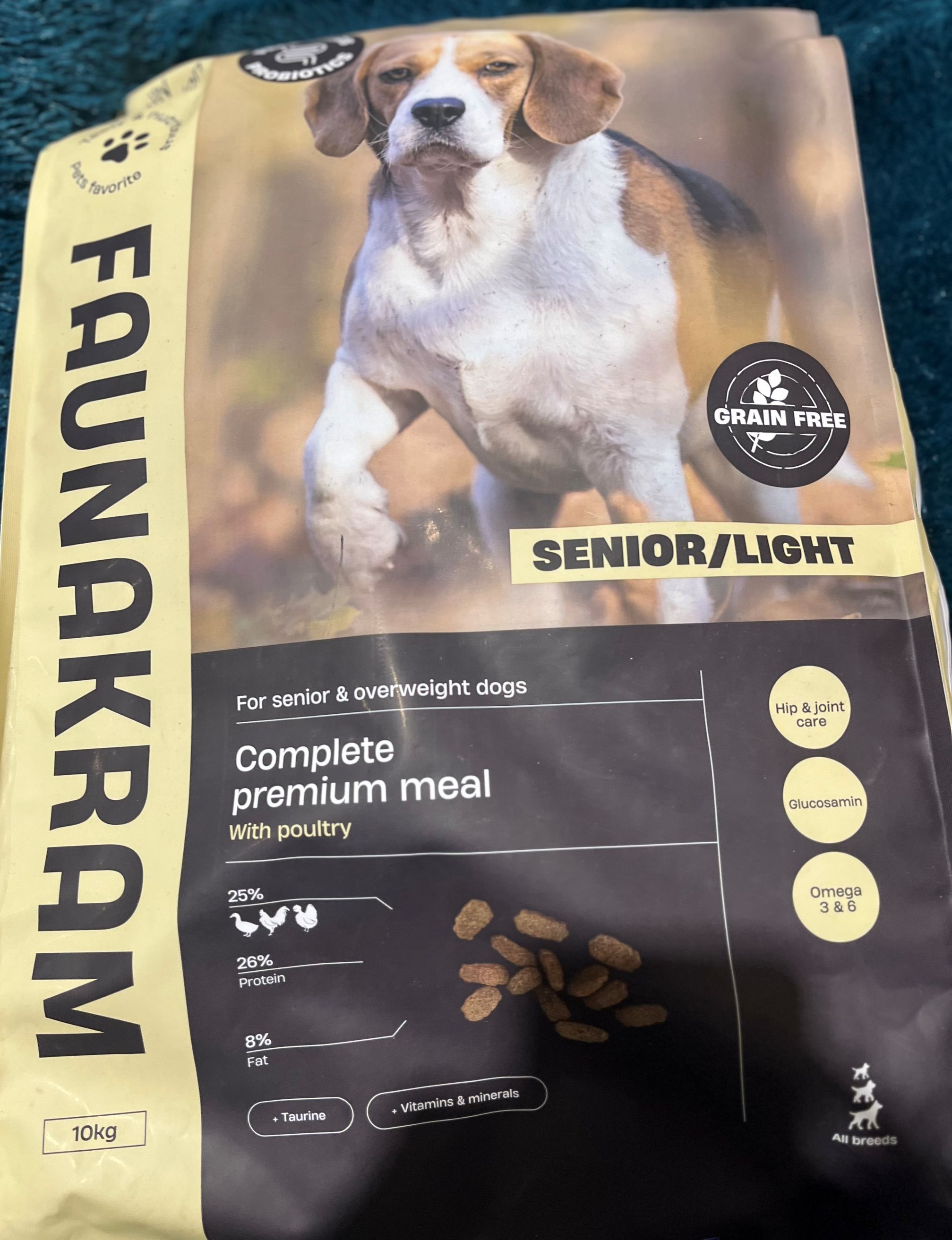 En 10 kg FaunaKram Senior hundmatspåse med en bild av en beagle på framsidan.