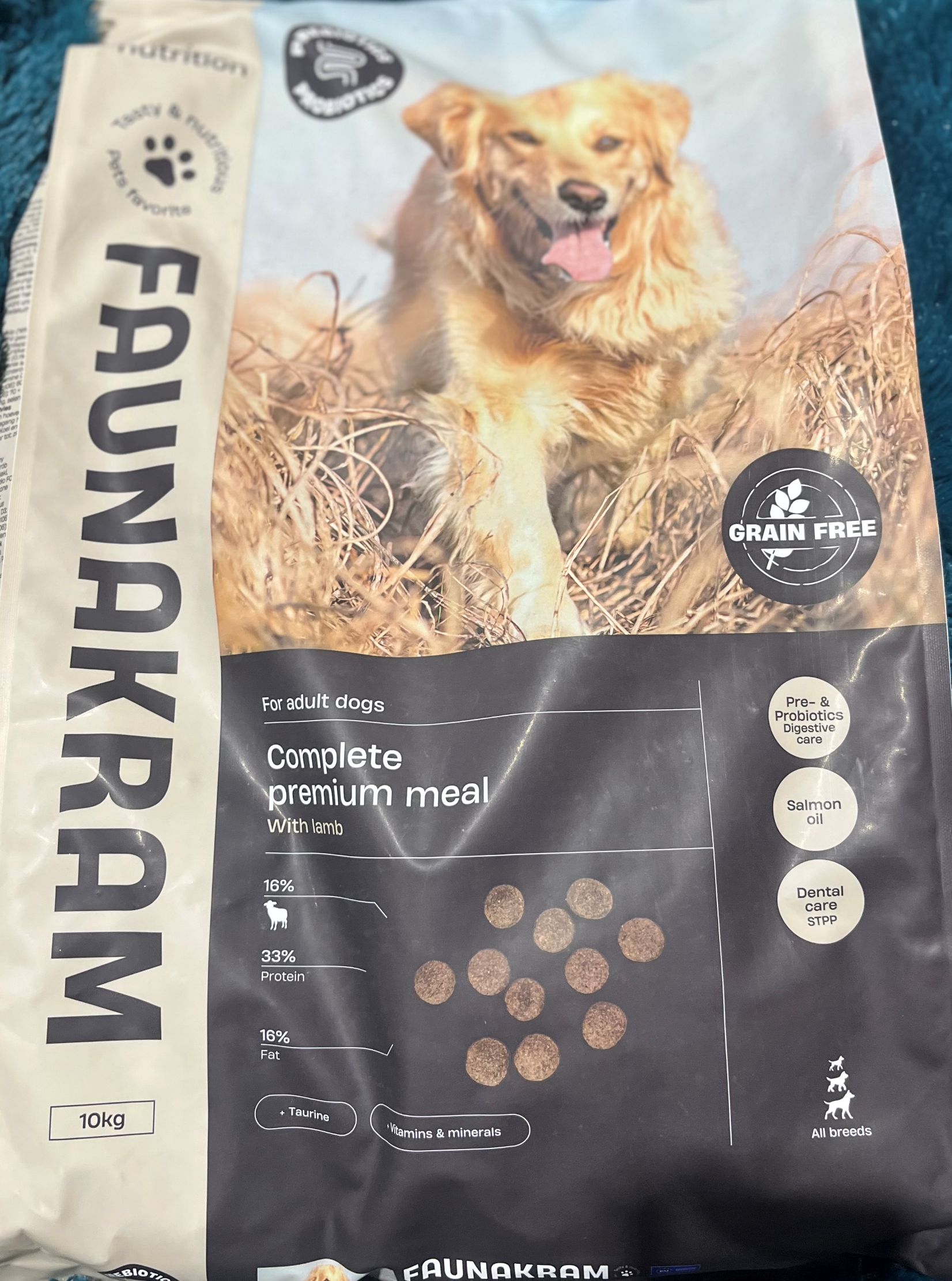 Faunakram Complete Prenium Meal Lamb 10 kg påse med en gyllene hund och produktinformation.