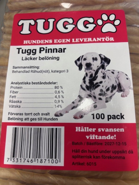 Rött paket med Tuggpinnar 100p råhud hundtuggpinnar med en dalmatiner, info på svenska.