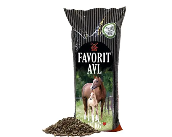 Påse med Møllerens Favorit Avl hästfoder med en häst, ett föl och spillda pellets framför.